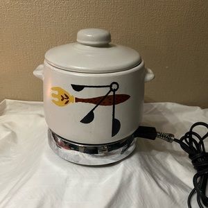 Vintage West Bend Buffet Patio Server/ Bean Pot.